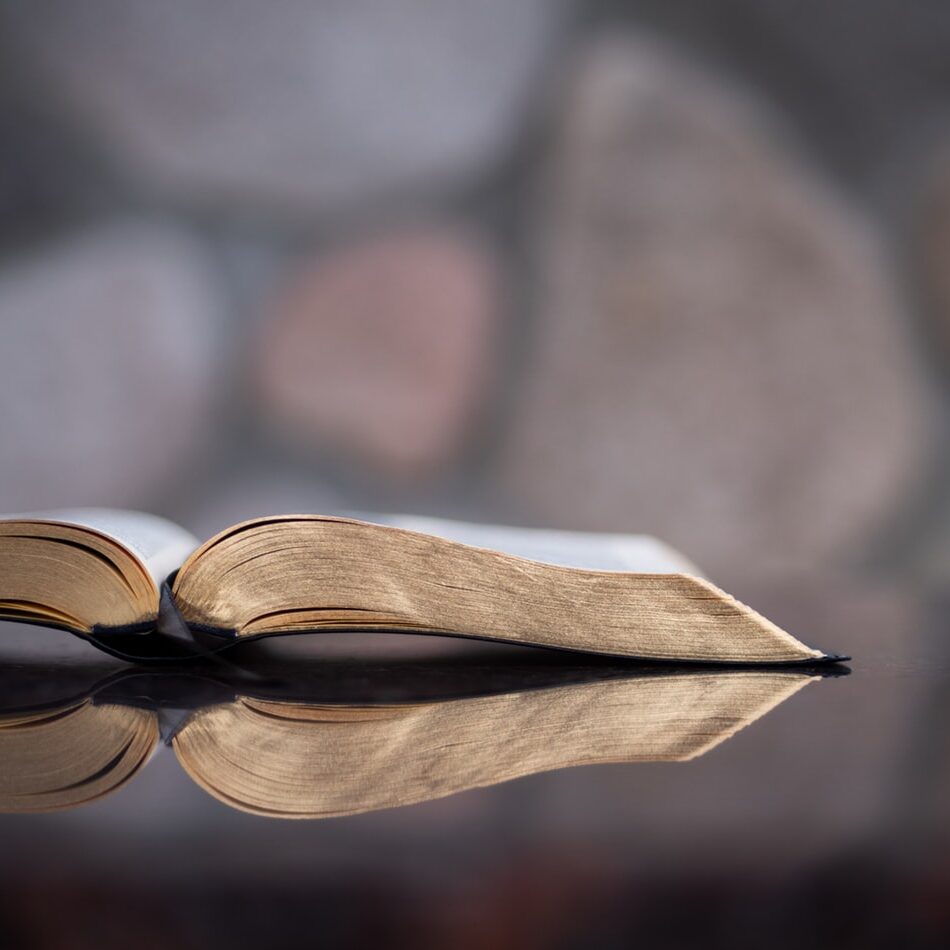 Aaron-Burden-Bible-Unsplash Aaron-Burden-Bible-Unsplash